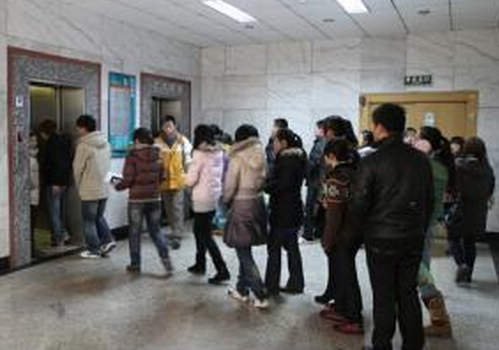 电梯礼仪:乘坐时应该面向开门方向