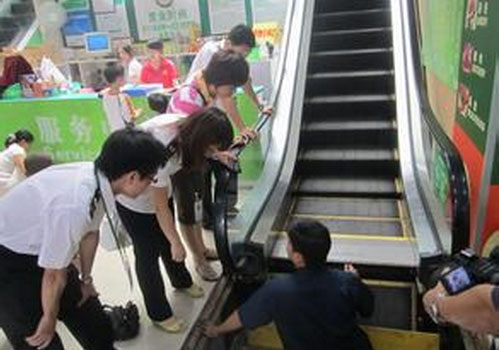 小物件掉进电梯里 应该怎么取