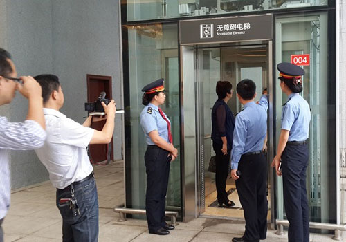 公共建筑中必须设无障碍电梯