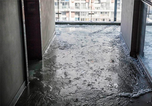 武汉近百部电梯遭遇泡澡 检验部门提醒进水电梯易漏电