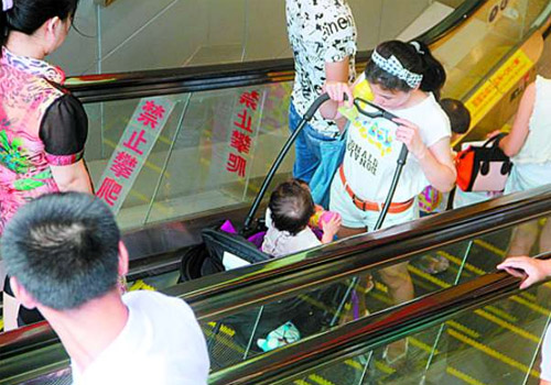 婴儿车如何乘坐电梯更安全