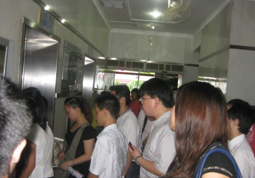 从等电梯的姿态看人潜在性格