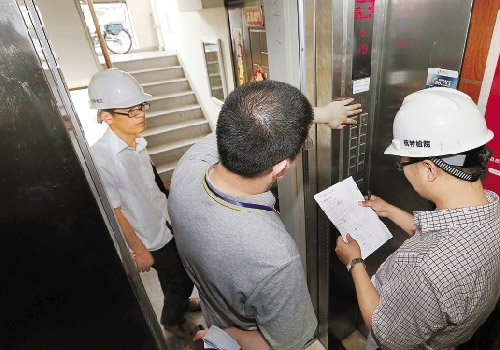 泾阳一小区电梯被质监部门停运
