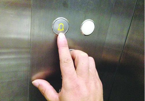 电梯报警按钮光响铃没人接？