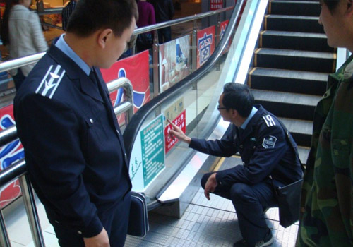乘电梯时记得查看电梯的使用标志