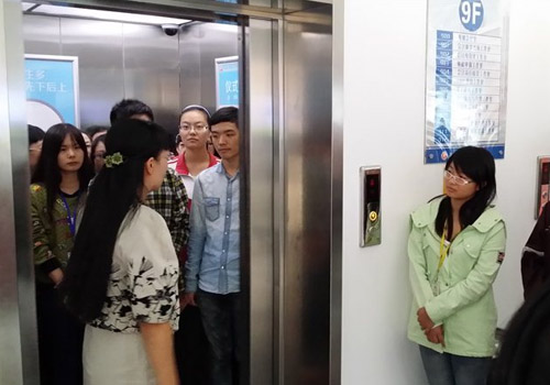 电梯礼仪 乘坐电梯时应面朝开门方向