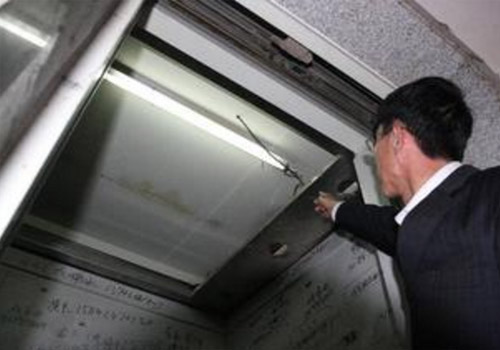 小区电梯有损坏，这张“温馨提示”吓坏邻居
