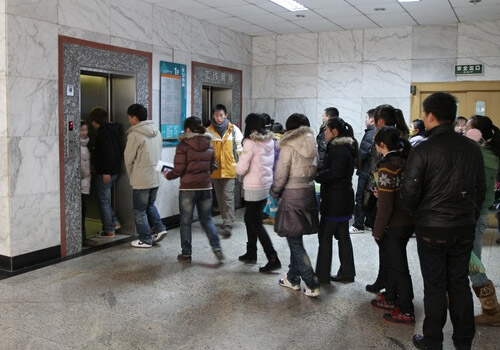 进出垂直电梯与乘坐电梯的注意事项