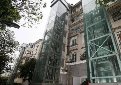 郑州一小区住户楼外私装电梯 被规划部门责令拆除